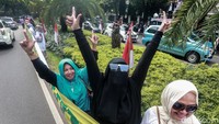 Massa aksi tersebut membawa serta spanduk bergambar pasangan calon nomor urut 02 Prabowo Subianto-Sandiaga Uno dan simbol garuda merah di setiap pergantian warna spanduk.