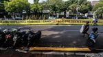 Massa Bentangkan Spanduk Prabowo Presiden di Depan KPU