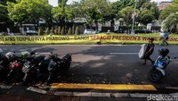 Spanduk tersebut berisi berbagai macam tulisan seperti Selamat Atas Terpilihnya Prabowo-Sandi sebagai Presiden dan Wakil Presiden RI 2019-2024, Indonesia Menang, Kita Rajut Kembali Persaudaraan, Jaga Persatuan dan Kesatuan, Adil dan Makmur untuk Indonesia, dan Indonesia Menang.