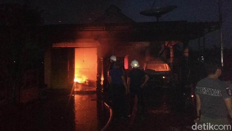 Kebakaran Ludeskan Sebuah Rumah di Ponorogo, 5 Penghuni Rumah Terbakar Kebakaran Ludeskan Sebuah Rumah di Ponorogo, 5 Penghuni Rumah Terbakar