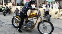 Detikcom pun berkesempatan menjajal rasanya berkendara di atas motor chopper Jokowi. Secara keseluruhan motor beroperasi cukup baik namun tentunya motor bergaya chopper ini sedikit sulit dikendalikan di tempat sempit.  Foto: Rizki Pratama/detikOto