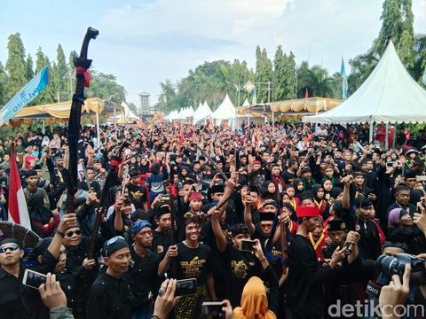 Kirab golok raksasa di Festival Golok Day Cilegon 2019