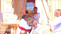 Upacara penobatan itu diperkirakan akan menelan biaya sedikitnya US$ 30 juta. Bagi banyak warga Thailand, ini merupakan kesempatan pertama mereka menyaksikan upacara penobatan raja. Ayah Raja Vajiralongkorn, mendiang Raja Bhumibol Aduyadej, yang wafat pada tahun 2016, dinobatkan pada 1950. Reuters TV.