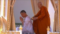 Ritual pada hari pertama ini merupakan simbol transformasi dari manusia biasa menjadi tingkatan yang lebih agung yang dianggap suci yakni bangsawan kerajaan. Reuters TV.