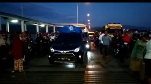 Para penumpang mengaku mudik untuk berpuasa pertama bersama keluarga di Sulsel.
