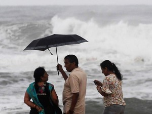 Topan Fani di India Himpun Kekuatan Ganas 10 Hari di Laut