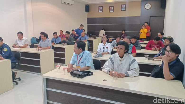 Perekam Video Kelompok Berbaju Hitam Coret Jembatan di Malang Terungkap Perekam Video Kelompok Berbaju Hitam Coret Jembatan di Malang Terungkap