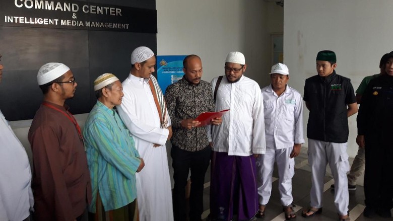 Sebut Habib Rizieq Bukan Cucu Nabi, Pria Ini Minta Maaf di Depan FPI Sebut Habib Rizieq Bukan Cucu Nabi, Pria Ini Minta Maaf di Depan FPI