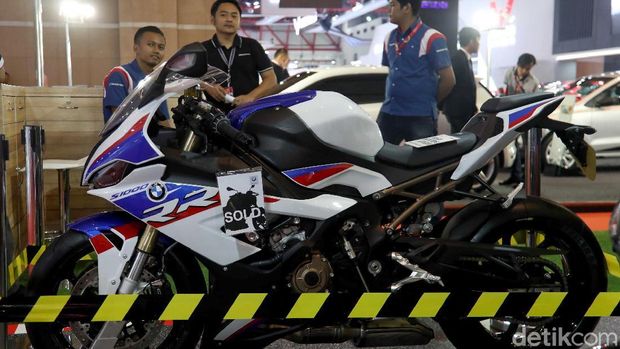 Motor pabrikan Jerman ini dibuat untuk mereka yang suka menguji nyali di lintasan. Mesin 4 silinder berkapasitas 999cc ini mampu memberikan putaran torsi hingga 113nm.