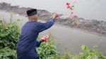 Jelang Ramadhan Warga Korban Lumpur Tabur Bunga di Atas Tanggul