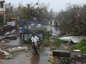 33 Orang Tewas Akibat Topan Fani di India