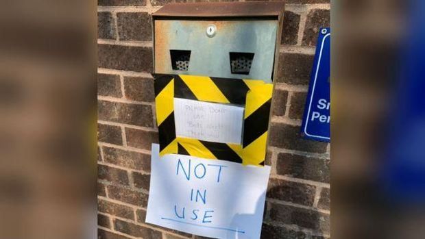 Asbaknya ditutup agar orang-orang jangan merokok di sekitar situ.