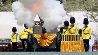 Meriam didentumkan oleh pengawal kerajaan untuk menandakan prosesi penobatan Raja baru Thailand telah dimulai. Athit Perawongmetha/Reuters.