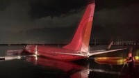 Pesawat tergelincir dari landasan pacu bandara ketika mencoba untuk mendarat dan berakhir di sungai. Tak ada korban jiwa dalam insiden ini. (Foto: Twitter via News.com.au)