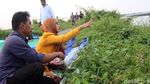 Jelang Ramadhan Warga Korban Lumpur Tabur Bunga di Atas Tanggul