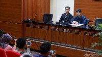Penetapan tersangka itu dinyatakan dalam keterangan pers yang dihadiri oleh Wakil Ketua KPK Laode M Syarief, dan Juru Bicara KPK Febri Diansyah di gedung KPK, Jakarta, Sabtu (4/5/2019).