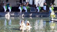 Acara itu pun berlangsung cukup meriah. Diawali dengan kirab budaya dari kantor Kecamatan Banyudono menuju kompleks Umbul Tirto Marto (Ragil Ajiyanto/detikcom)  