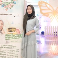 Tak sedikit dari peserta yang memilih dress sebagai kostum audisi hari ini. Dress berbahan brukat hingga jaguar terlihat anggun dipadukan dengan gaya hijab sederhana.Foto: Foto: Silmia/Wolipop