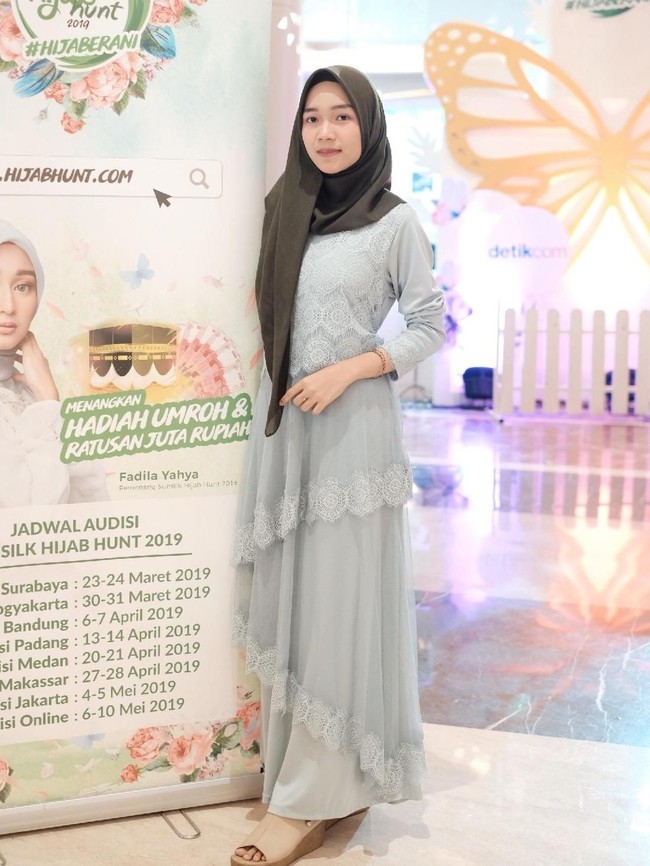 Tak sedikit dari peserta yang memilih dress sebagai kostum audisi hari ini. Dress berbahan brukat hingga jaguar terlihat anggun dipadukan dengan gaya hijab sederhana.Foto: Foto: Silmia/Wolipop