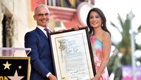 Lucy Liu menambah daftar aktris yang namanya diabadikan di Hollywood Walk of Fame. (Photo by Matt Winkelmeyer/Getty Images)