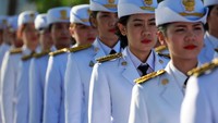 Pengawal Kerajaan Thailand nampak berbaris dan bersiaga di acara penobatan Raja baru Thailand. Soe Zeya Tun/Reuters.