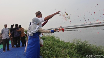 Jelang Ramadhan Warga Korban Lumpur Tabur Bunga di Atas Tanggul