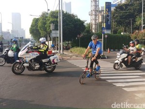 Sandiaga Bersepeda, Lari, dan Berenang untuk Persiapan Triatlon