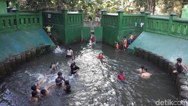 Padusan jelang Ramadan di Sendang Kasihan, Kabupaten Bantul, Minggu (5/5/2019).