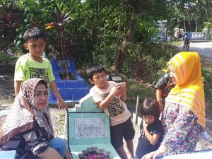 Merajut Rindu di Makam Keluarga Jelang Ramadhan