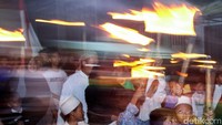 Pawai obor ini juga diramaikan oleh anak-anak.