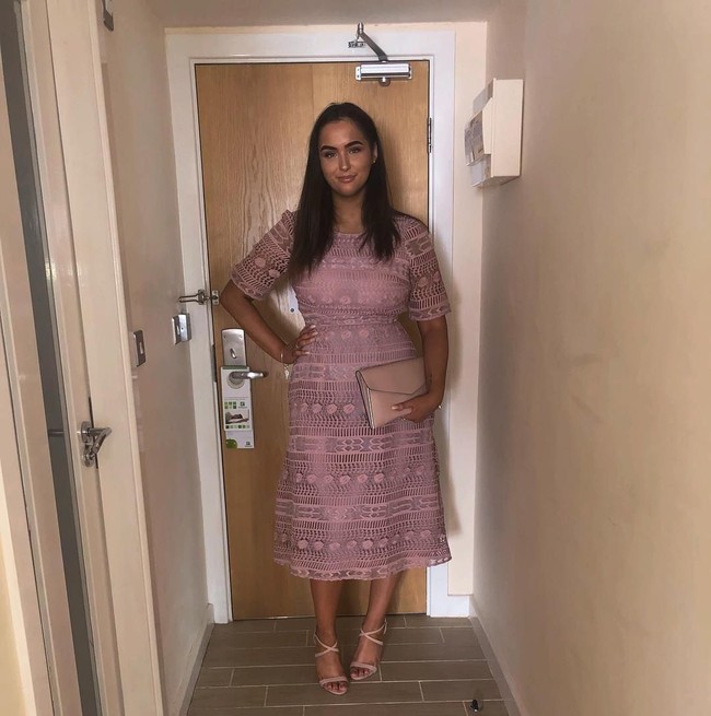 Si pria mengatakan bahwa penampilannya dengan dress pink yang digunakan Thea mengerikan. Berbelanjalah di tempat yang layak, begitu pesan kasar si pria untuk Thea.  Foto: Instagram, Asos