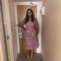 Si pria mengatakan bahwa penampilannya dengan dress pink yang digunakan Thea mengerikan. Berbelanjalah di tempat yang layak, begitu pesan kasar si pria untuk Thea.  Foto: Instagram, Asos