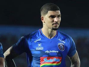 Arema FC Kenalkan Jersey Baru