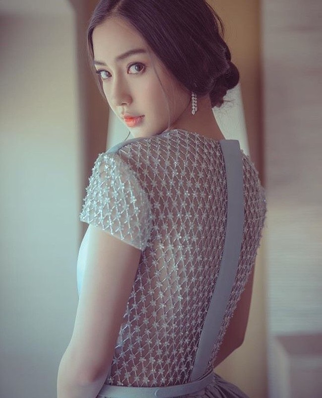 Artis yang memiliki nama asli Angela Yeung Wing ini memulai kariernya sebagai model sejak berusia 13 tahun. Foto: dok. Instagram @angelababyct