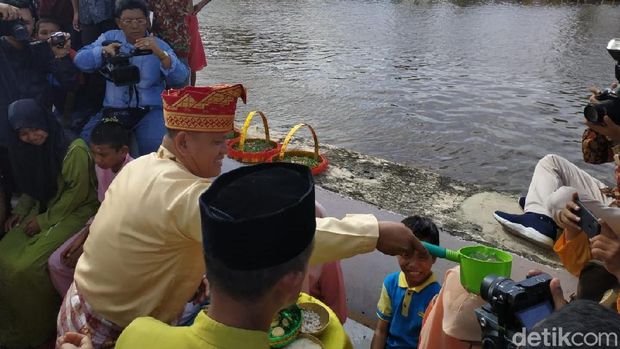 Sejumlah Pejabat Riau Lakukan Tradisi Mandi dan Ziarah di Makam Sultan Siak