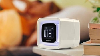 Sensorwake. Alarm bergaya retro ini membangunkan secara lembut dengan aroma yang menyenangkan seperti harum kopi, roti panggang, cokelat, pepermint, atau bau rumput yang tersiram hujan. Dalam dua menit, indera penciuman akan terangsang dan membangunkan kalian. Foto: Hongkiat