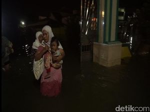 Potret Warga Gresik Salat Tarawih di Tengah Banjir