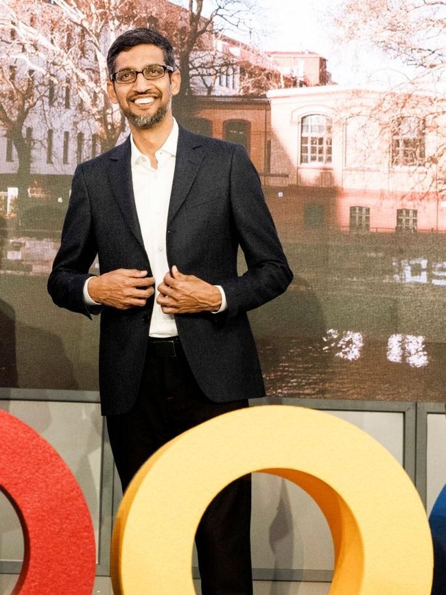 Mereka cukup lama bertunangan sampai akhirnya menikah. Setelah melamar, Sundar pergi ke Amerika Serikat untuk mendapatkan gelar Master di Universitas Stanford. Sementara Anjali tetap di India. Sama-sama hidup sederhana, keduanya bahkan tidak mampu untuk menelepon karena biaya telepon interlokal yang sangat mahal pada zaman itu.  Foto: dok. Getty Images