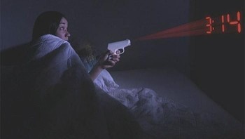 Shooting Alarm Clock. Alarm ini membuat kalian merasa seperti agen rahasia dengan adanya fitur pistol mainan. Untuk mengetahui pukul berapa, pistol harus diarahkan ke dinding atau langit-langit, dan tarik pelatuknya untuk melihat tampilan pada permukaan yang dibidik. Terdapat pula fitur buzz untuk membangunkan setiap pagi. Foto: Hongkiat