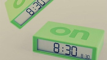 Flip on/off alarm clock. Alarm ini punya desain yang simpel namun terlihat mencolok dengan warnanya yang terang. Salah satu sisi untuk menyalakan alarm sementara sisi lain untuk mematikan. Kalian harus memutarnya ke arah untuk mematikan ketika alarm membangunkan dari tidur. Foto: Home Harmonizing