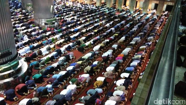 Salat tarawih di Masjid Istiqlal tahun lalu.