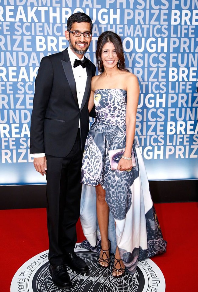 CEO Google kelahiran India Sundar Pichai punya kisah cinta manis yang layak dibagikan. Dia menikahi wanita bernama Anjali saat kehidupannya belum berkecukupan hingga bisa sesukses seperti sekarang dengan pendapatan 3,5 crore rupee atau Rp 7 miliar dalam sehari.  Foto: dok. Getty Images