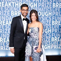 CEO Google kelahiran India Sundar Pichai punya kisah cinta manis yang layak dibagikan. Dia menikahi wanita bernama Anjali saat kehidupannya belum berkecukupan hingga bisa sesukses seperti sekarang dengan pendapatan 3,5 crore rupee atau Rp 7 miliar dalam sehari.  Foto: dok. Getty Images