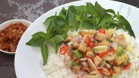Kalau bosan nasi putih, coba masak nasi gurih dengan santan dengan rice cooker. Dalam 30 menit sudah siap disantap. Lauknya ikan asin dengan cabe. Resepnya bisa kamu lihat di sini.  Foto: Ari Saputra/detikcom