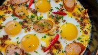 Sedikit irisan sosis sapi dan cabai merah akan membuat telur ceplok  ini makin gurih enak. Foto: Instagram @grillseeker