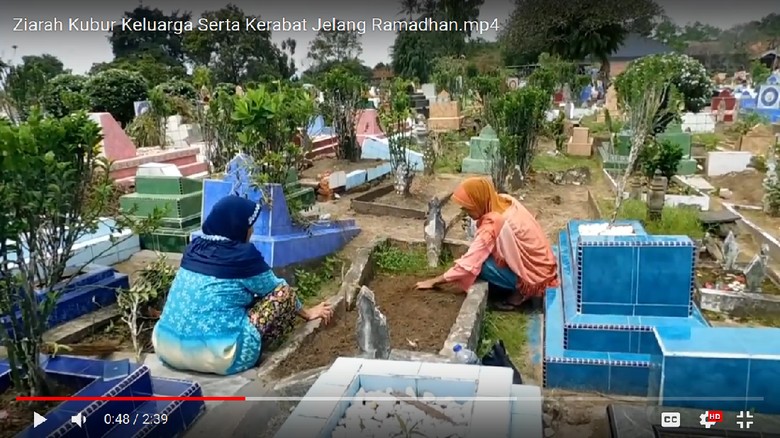 Jelang Ramadhan, Ani dari Sumbar Ziarah ke Makam Anaknya di Jambi Jelang Ramadhan, Ani dari Sumbar Ziarah ke Makam Anaknya di Jambi