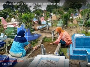 Jelang Ramadhan, Ani dari Sumbar Ziarah ke Makam Anaknya di Jambi
