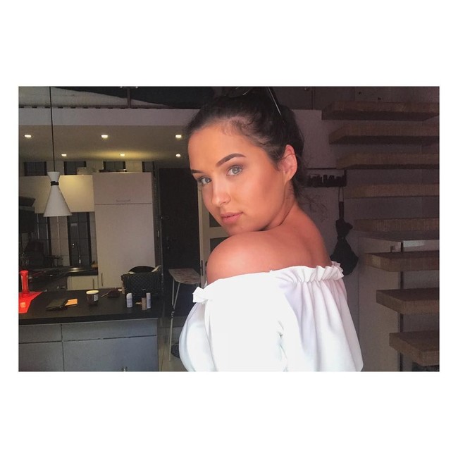 Thea membagikan pesan singkat tersebut di Twitter. Wanita jomblo itu pun jadi viral. Banyak orang yang mendukungnya dan bahkan memuji bahwa dress pink yang ia pakai terlihat menakjubkan.  Foto: dok. Instagram @thealaurynchippendale