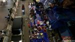 Jemaah Membludak, Warga Salat Tarawih di JPO Pasar Gembrong