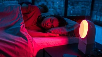 Withings Aura. Aura Connected Alarm adalah jam pintar yang akan melacak aktivitas tidur kalian dan membangunkan di saat terbaik siklus tidur. Alarm ini juga berfungsi sebagai lampu dan memanfaatkan lagu-lagu di Spotify atau stasiun radio favorit untuk memilih suara alarm yang bervariasi. Foto: Hongkiat